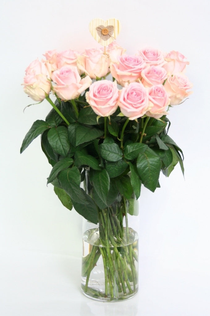 Hellrosa Rosenstrauß von großen Rosen