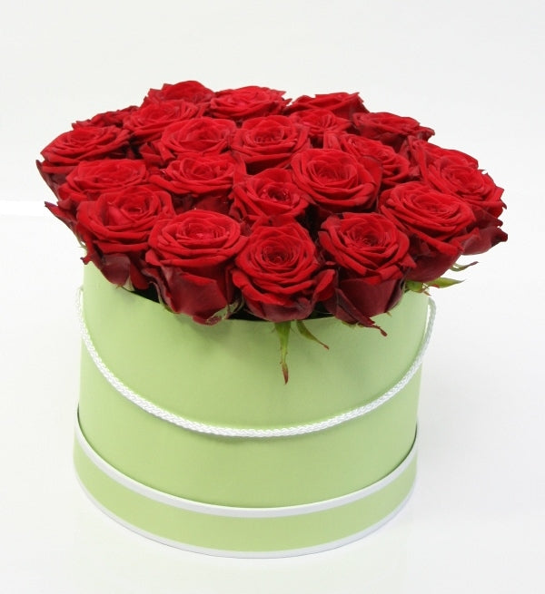 Rote Rosen in einer limischen grünen Box