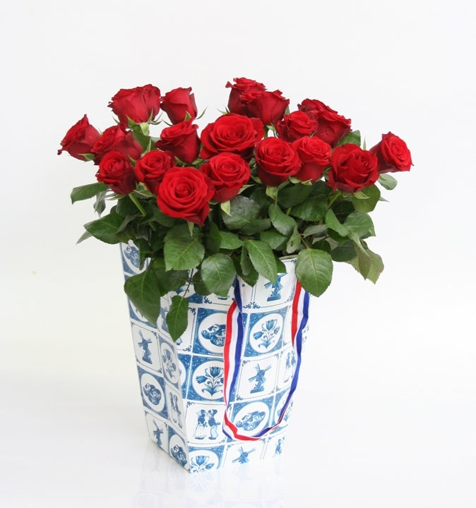 20 kleine Rosen in einem Delft Blue Bag
