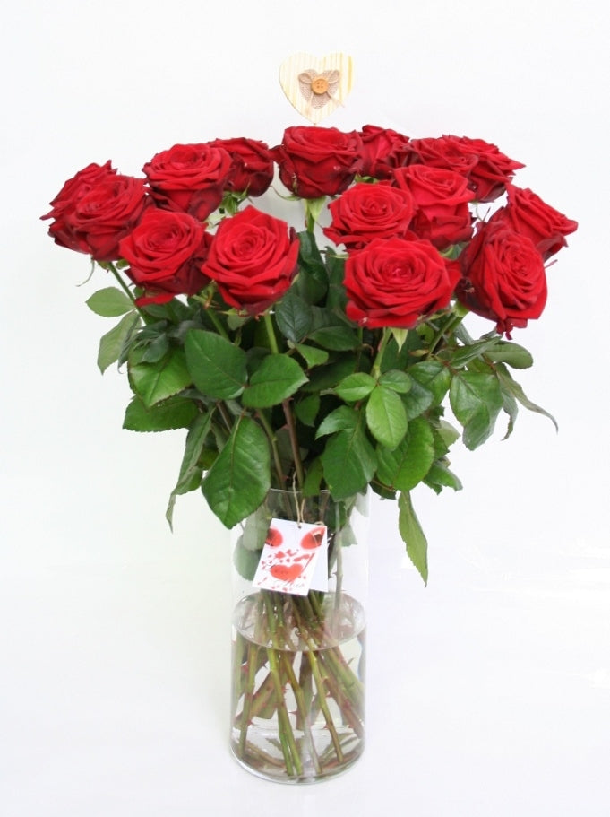 Red Rose Bouquet Große blühende Rosen in einem Herzen Hacken