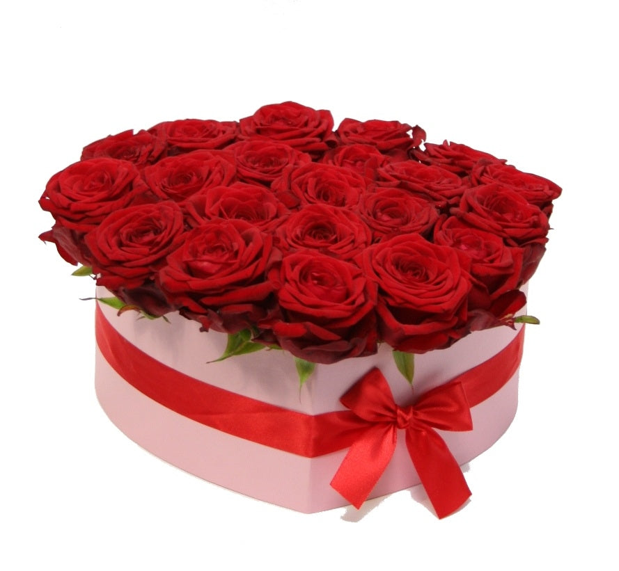 Rosenherz in einer rosa Herzkiste mit Bogen
