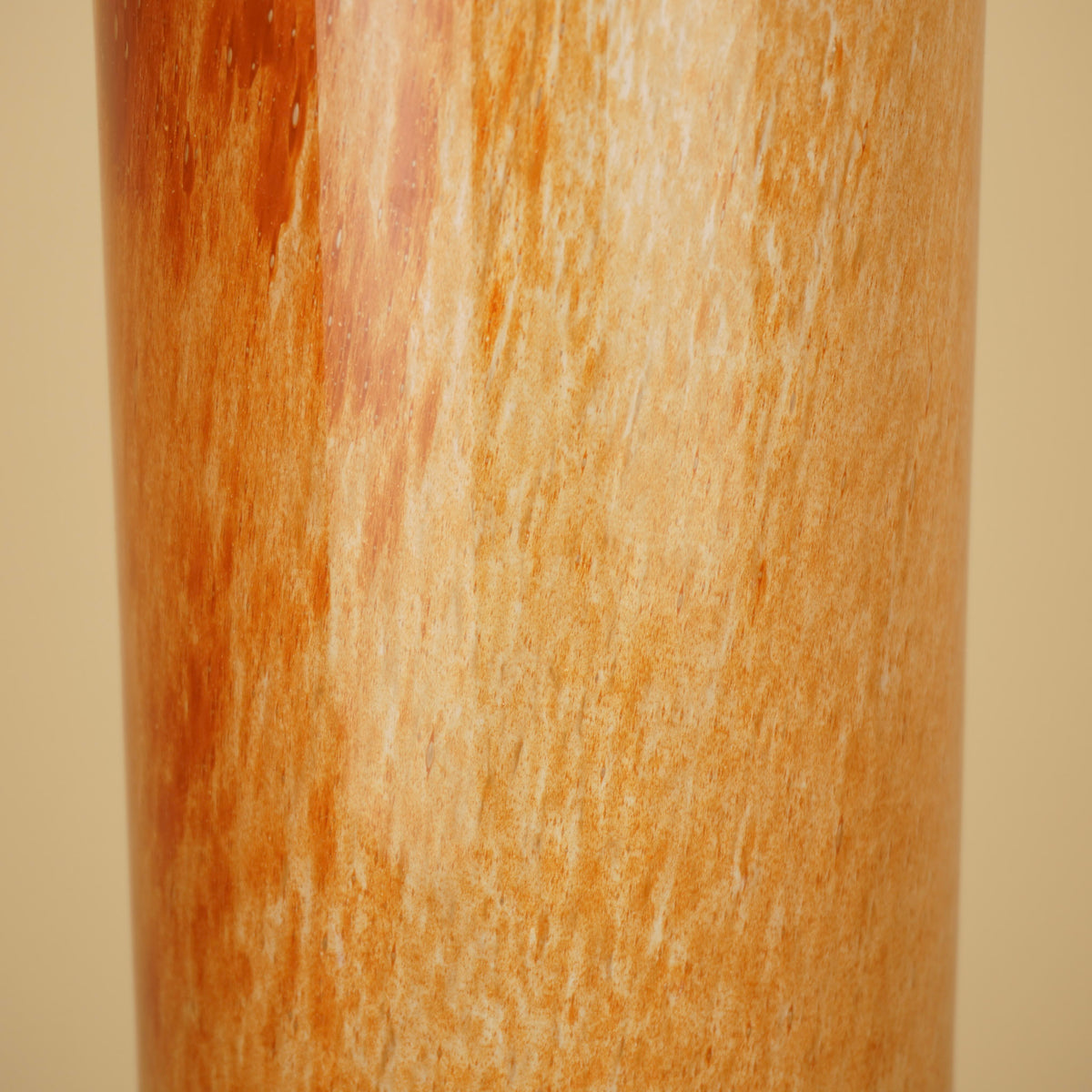 Detail van de marmerachtige glasstructuur van de Mira caramel vaas