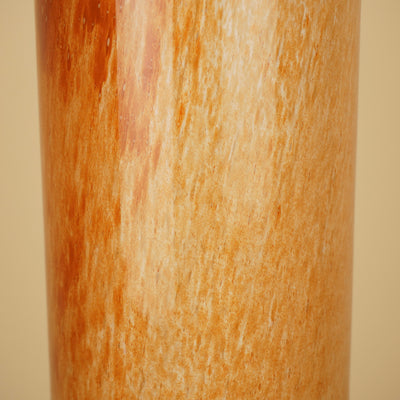 Detail van de marmerachtige glasstructuur van de Mira caramel vaas