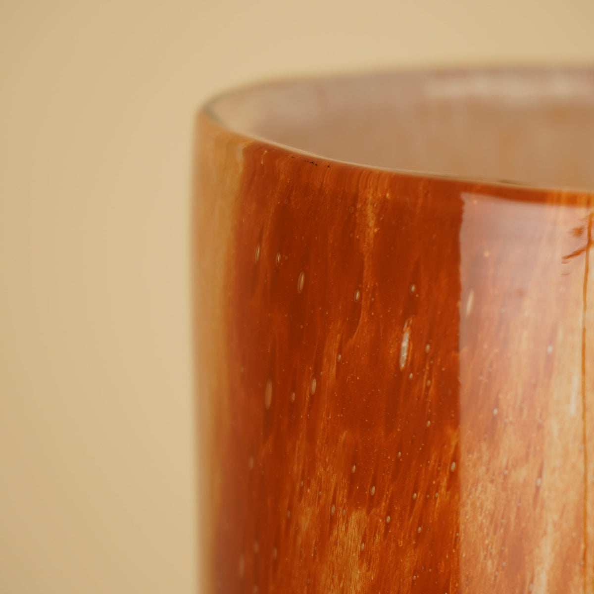 Rand en opening van de Mira caramel vaas, 38 cm